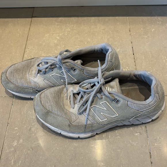 New balance sneakers. Size 9.5 mens - Picture 2 of 5